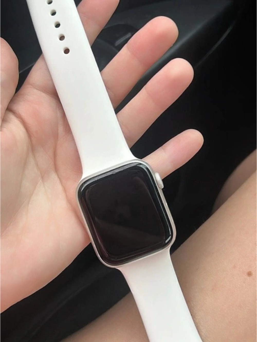 Apple Watch Series 5 44mm Silver with White Sport Band